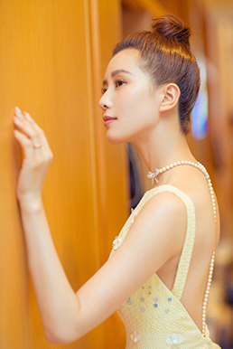 刘诗诗出席微博之夜 气质美人获“微博年度女神”(8P)