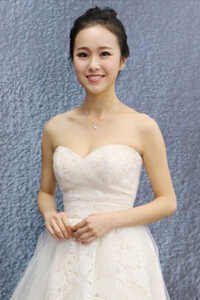 冯芷墨亮相时尚跨界盛典 白色礼裙清纯可爱(8P)