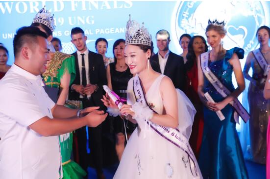 深圳林雁女士获得2019UNG全球联合选美盛典世界赛联合国太太总冠军