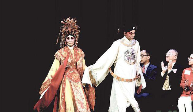 为邮轮首航仪式献唱,72岁汪明荃不小心跌倒