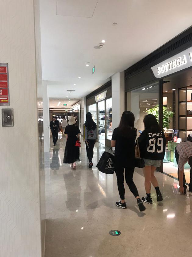网友偶遇刘亦菲舒畅结伴逛街 二人因《金粉世家》相识