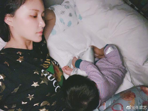 张歆艺分享育儿趣事 吐槽儿子太黏人了