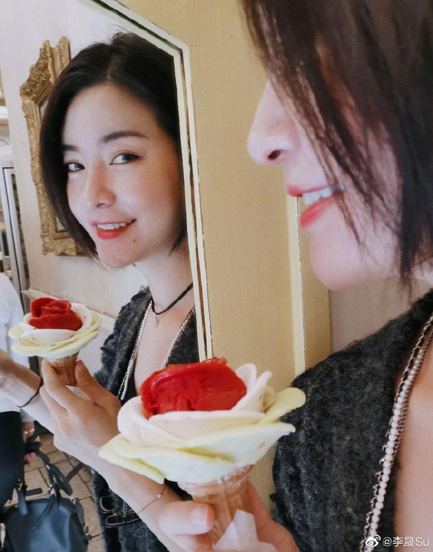 李晟李佳航晒玫瑰花冰激凌 网友：这碗狗粮我吃了！