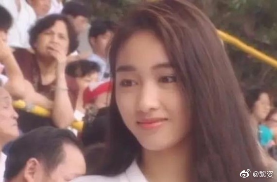 黎姿分享18岁清纯旧照 满脸都是胶原蛋白