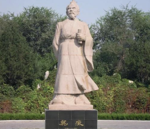 魏征身为一代名相，死后为何李世民将他墓碑推到？