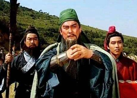 关羽为什么要向投向刘备的马超单挑？原因是什么
