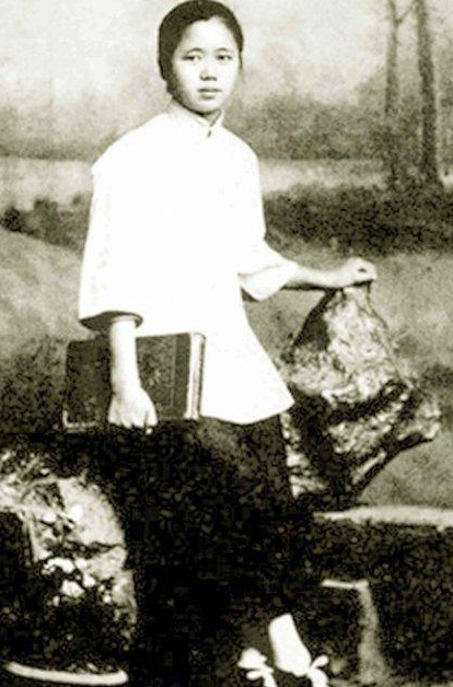 何蕙珍为什么终身未嫁？是为了谁？