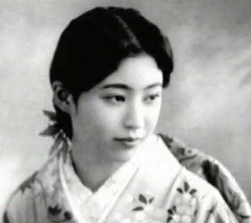 为什么说嵯峨浩一位中国人值得尊重的日本女性？原因是什么？