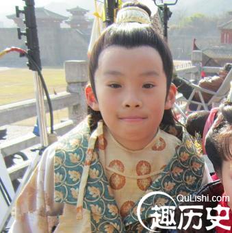 少年的杨侑被舅姥爷拥立做皇帝  但只是个傀儡