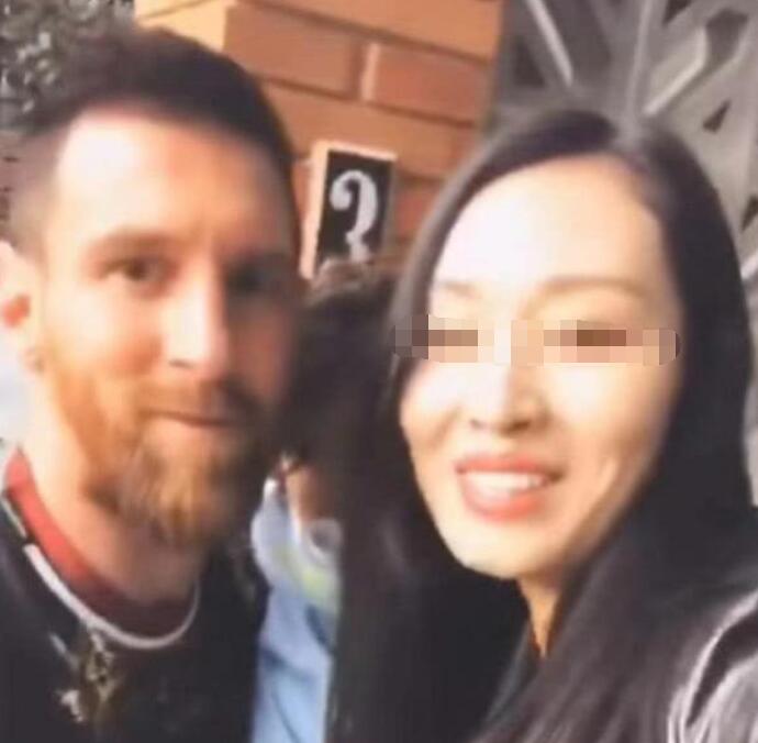 女球迷强吻梅西 女球迷的社交账号遭网友人肉行为令人无语