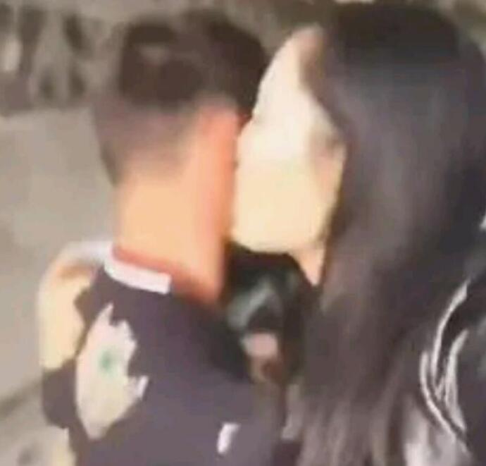 女球迷强吻梅西 女球迷的社交账号遭网友人肉行为令人无语