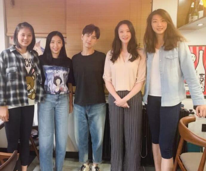李现与女排姑娘合影 李现真实身高暴露显得十分小鸟依人