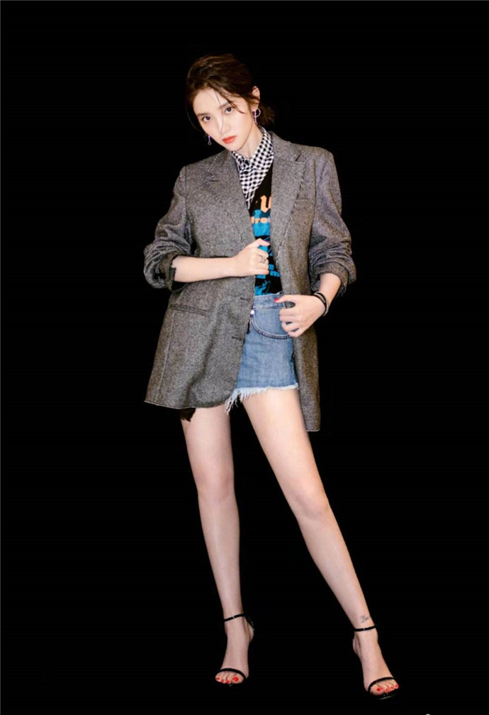 网友偶遇唐艺昕夫妇 张若昀点菜唐艺昕安心玩手机