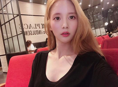 T.O.P前女友被曝同性恋情 女方还亲昵地蹲下帮她系鞋带