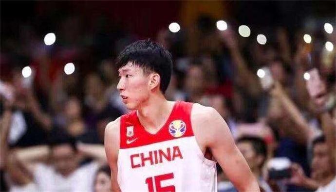 周琦世界杯后首度公开亮相 满面笑容看不到世界杯失利对其的影