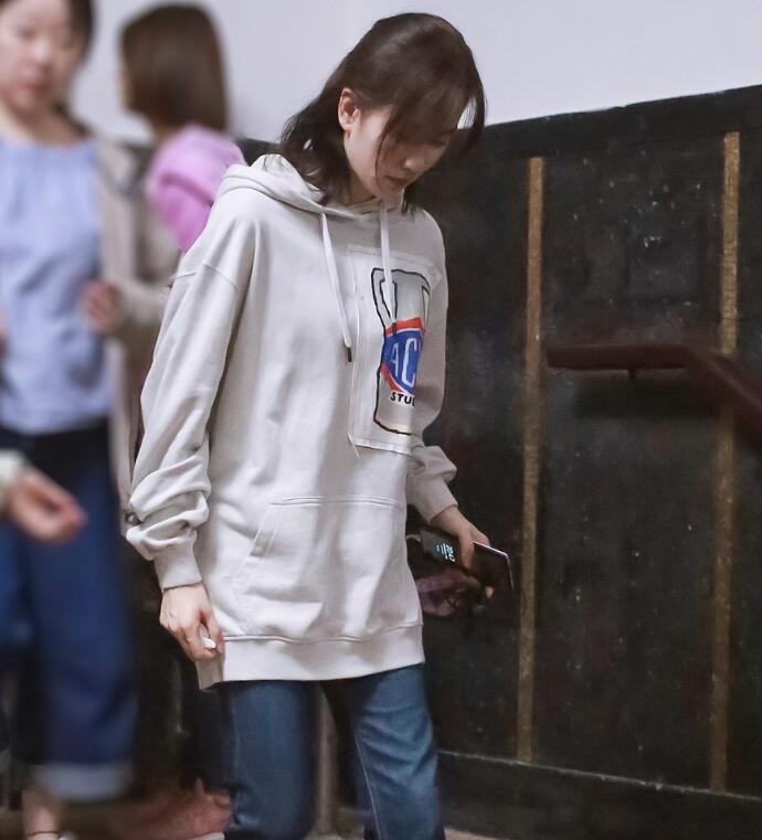 刘诗诗复工下班图 一姐身材有料少女感扑面而来太绝了