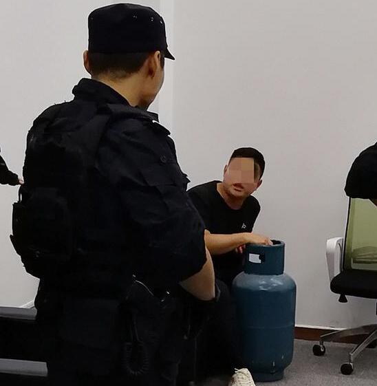 男子抱煤气罐欲与物业同归与尽 只因无力缴纳水电费被断水断电