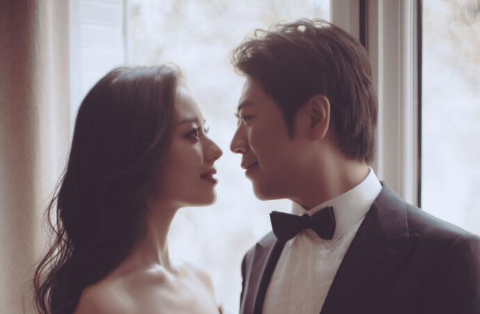 朗朗夫妇首上真人秀 网友在线调侃郎朗要夹肉给老婆吉娜