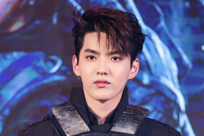 Baby吴亦凡吃火锅 使用的筷子被明码标价售卖