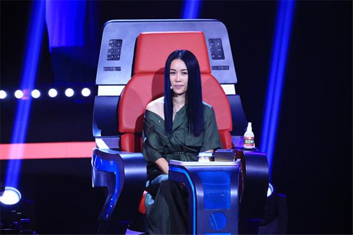 那英当众踹人原因曝光 网友拍手称快直言活该