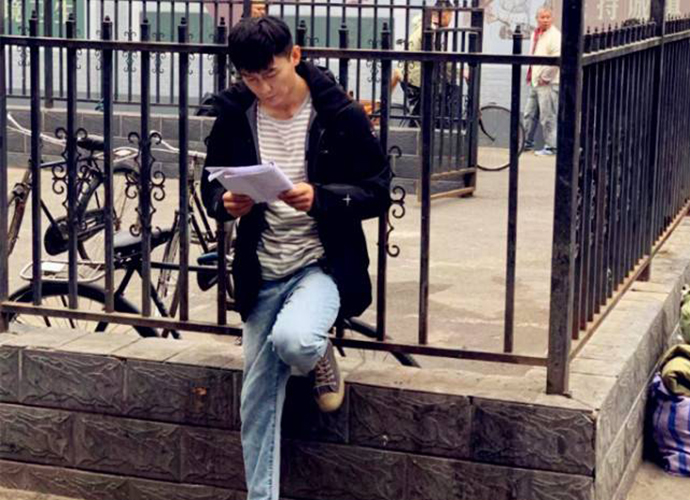 偶遇李晨街头拍戏 面色憔悴精神状态很不好
