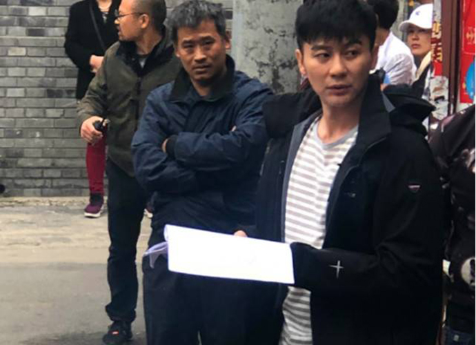 偶遇李晨街头拍戏 面色憔悴精神状态很不好