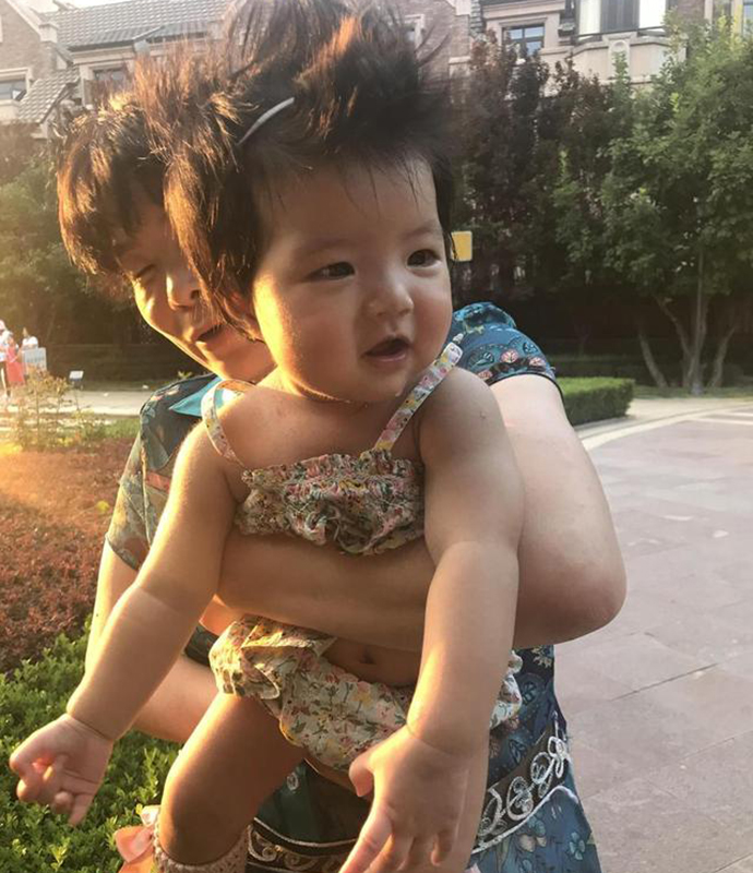 凌潇肃小女儿曝光 才半岁神似超级赛亚人的发量羡慕死人