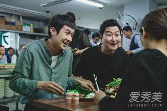 寄生虫电影海报里的腿是谁 寄生虫电影海报为什么打码