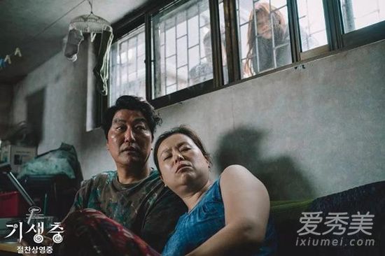 寄生虫电影海报里的腿是谁 寄生虫电影海报为什么打码