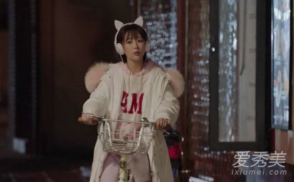 亲爱的热爱的杨紫猫耳耳机什么牌子的 杨紫猫耳耳机同款多少钱