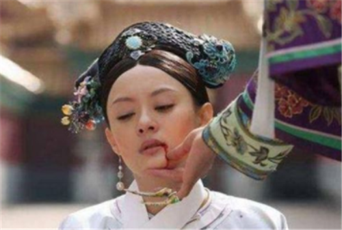 翠嘴打烂她的果什么梗 甄嬛传翠嘴打烂她的果表情包
