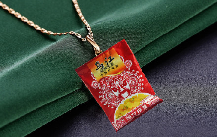 榨菜项链是什么梗 茶叶蛋戒指、五粮液耳环、榨菜项链成新富人标配