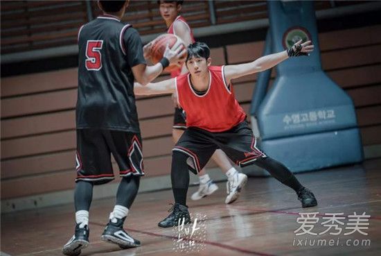 春夜第一集开头女主上班迟到跑步及男主打篮球的bgm是什么