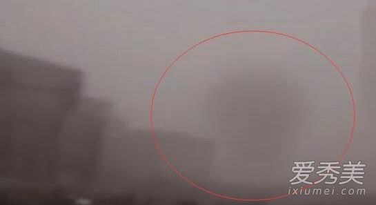 澳大利亚怪物推倒大楼 百米高超级巨兽云雾中出现