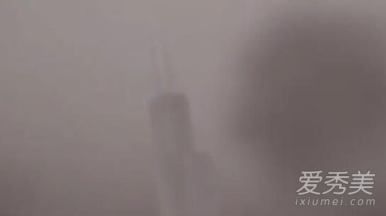 澳大利亚怪物推倒大楼 百米高超级巨兽云雾中出现