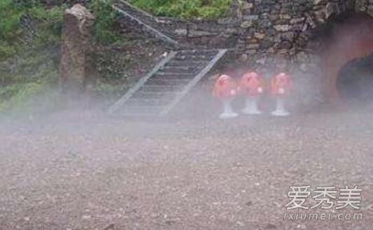 中国河南冰冰背怪地 夏天洞内结冰柱