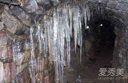 中国河南冰冰背怪地 夏天洞内结冰柱