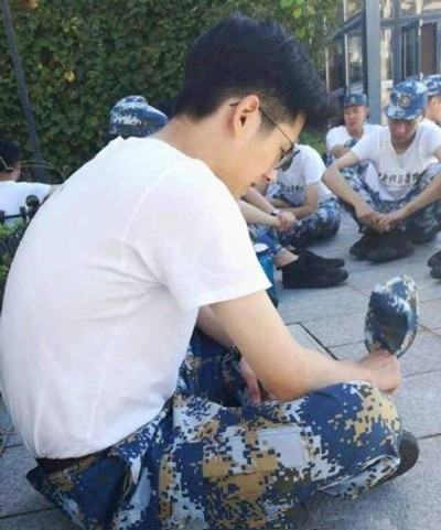 余淮余周周一起军训是怎么回事 余淮余周周一起军训是什么梗