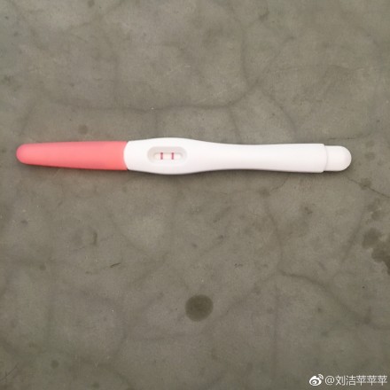 愚人节验孕棒两条杠是什么梗 愚人节验孕棒怎么玩