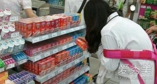 去便利店,他拿一个杜蕾斯,我拿一袋瓜子段子是什么梗