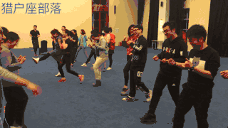 左手六右手七左肩高右肩低左脚画圈右脚踢