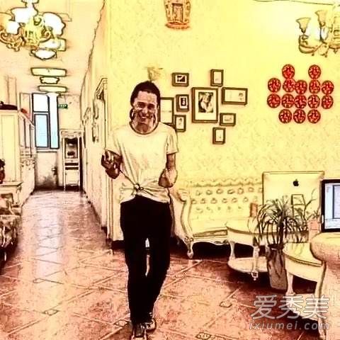 左手六右手七左肩高右肩低左脚画圈右脚踢