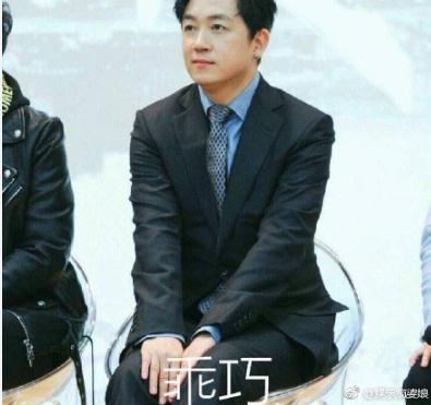 潘粤明坐姿是什么梗 潘粤明乖巧坐姿超奶萌不像关宏峰