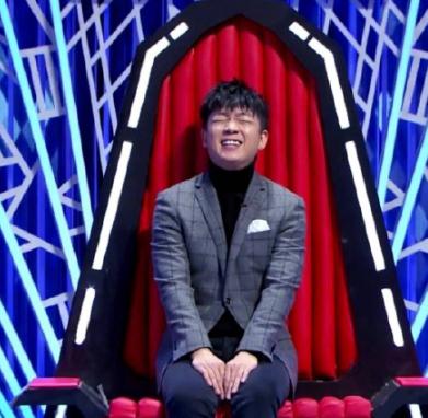 潘粤明坐姿是什么梗 潘粤明乖巧坐姿超奶萌不像关宏峰