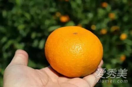 我去给你买几个橘子什么梗?