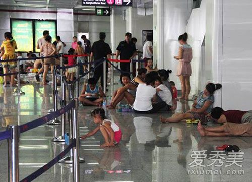 打败我的不是天真是天真热表情包图片