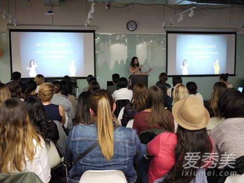 女子在垃圾桶寻食 学习在美国生存新技能