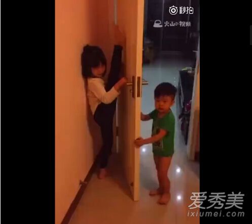 弟弟用门帮姐姐压腿视频完整版 俩人对话让网友笑喷
