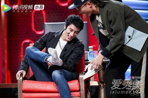 王力宏穿破洞袜怎么回事 王力宏穿破洞袜是什么节目