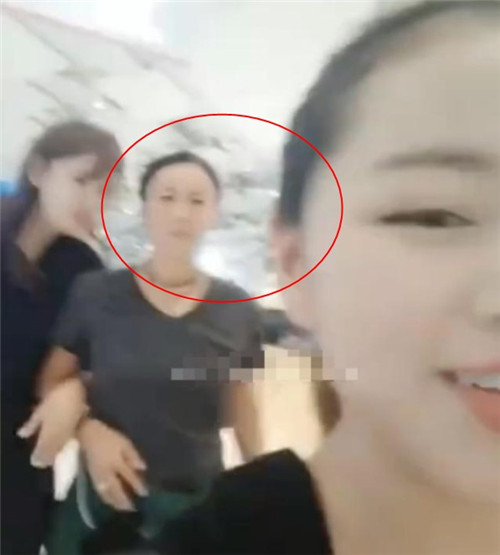那英遭网红偷拍怎么回事 抬腿一脚怒斥“别拍我”